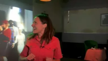 Mono utilitario con cinturón Frame Le Bardot usado por Maggie Rulli como se ve en Good Morning America el 19 de septiembre de 2025