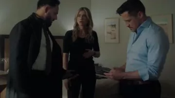 T-shirt moderne à col en V Gap porté par Rebecca 'Bex' Henderson (Melissa Roxburgh) comme on le voit dans The Hunting Party (S01E08)