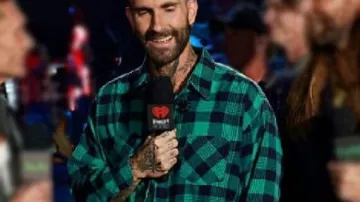 Camisa a cuadros verde del Festival de Música IHeartRadio usada por (Adam Levine) como se ve en Linkin Park Live en el Festival de Música iHeartRadio