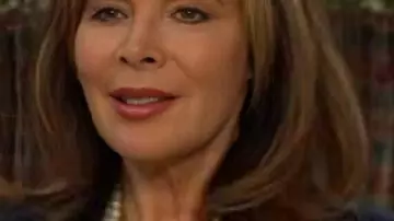 Blazer en denim bleu Roses Des Jours et des Vies porté par Lauren Koslow comme on le voit dans Des Jours et des Vies