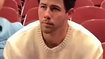 El suéter Summer Land usado por Nick Jonas en Nick Jonas anuncia la fiesta en la piscina de verano de iHeartRadio