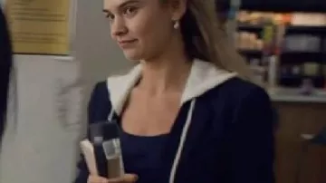 Blazer con capucha azul marino 2025 usado por Whitney (Lily James) como se ve en Swiped