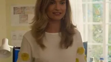 Top blanco con aplique de flores deslizadas usado por Whitney (Lily James) como se ve en Swiped