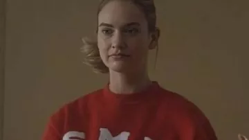Sudadera roja Swiped 2025 usada por Whitney (Lily James) como se ve en Swiped