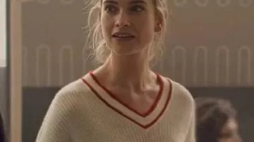 Suéter de punto con cuello en V blanco deslizado usado por Whitney (Lily James) como se ve en Swiped