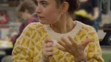 Suéter de punto de ganchillo amarillo deslizado usado por Whitney (Lily James) como se ve en Swiped