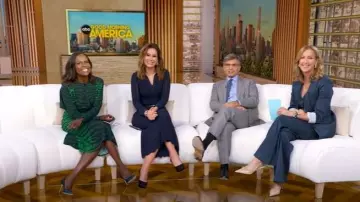 Victoria Beckham Tiger Print Long Sleeve Robe portée par Deborah Roberts comme on le voit dans Good Morning America le 22 septembre 2025