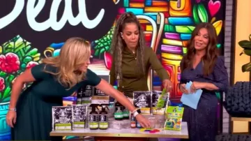 Isabel Marant Albini Robe mi-longue en soie stretch portée par Gretta Monahan, vue dans The View le 19 septembre 2025