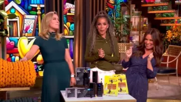 Jupe Ronny Kobo Mist portée par Sara Haines comme vue dans The View le 19 septembre 2025