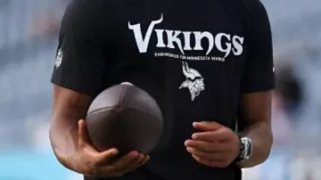 Camiseta negra de los Vikings usada por Justin Jefferson en la pretemporada de la NFL 2025