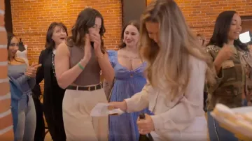 Pantalon plissé Babaton porté par Monica Danús comme on le voit dans Love Is Blind (S08E11)