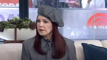 Blusa Beaufille Jagger en gris melange usada por Priscilla Presley como se ve en Today el 22 de septiembre de 2025