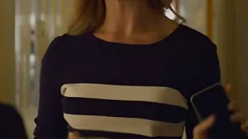 Top a rayas blancas y negras 2025 de Lily James usado por Whitney (Lily James) en Swiped