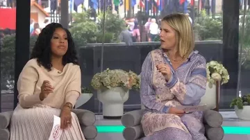 Camisa de algodón con estampado de bandana de la suerte de Zimmermann usada por Jenna Bush Hager como se ve en Hoy con Jenna y sus amigos el 22 de septiembre de 2025