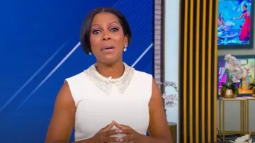 Minivestido de satén adornado con Versace Enver usado por Tamron Hall como se ve en el desfile de Tamron Hall el 19 de septiembre de 2025