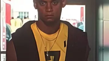 Camiseta sin mangas amarilla Him Tyriq Withers usada por (Tyriq Withers) en él