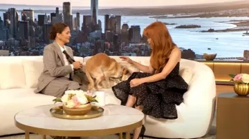 Robe midi plissée à plusieurs niveaux Zimmermann portée par Jessica Chastain telle qu’elle est vue dans le spectacle Drew Barrymore le 19 septembre 2025