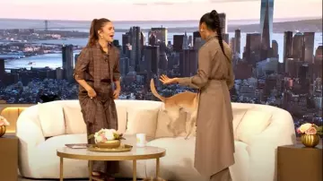 Oscar de la Renta Pantalones a cuadros Príncipe de Gales usados por Drew Barrymore como se ve en The Drew Barrymore Show el 22 de septiembre de 2025