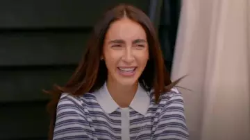 Polo à manches courtes Cernucci Textured Stripe - Bleu porté par Jodie Wells comme on le voit dans The Only Way Is Essex (S35E12)