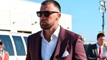 Costume bordeaux du New Jersey porté par Travis Kelce dans Travis Kelce éblouit dans un costume bordeaux avant l’affrontement entre les chefs et les géants à New York ||#nfl#chiefskingdom