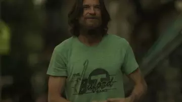 La camiseta Buford T Band usada por Vince Friedken (Jason Bateman) en Black Rabbit (S01E04)