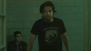 Camiseta de calavera de The Library N.Y.C. usada por Vince Friedken (Jason Bateman) en Black Rabbit (S01E03)