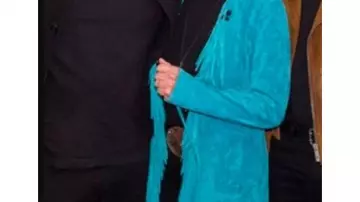 Maxi manteau à franges en daim bleu porté par (Reba McEntire) dans The Voice (S28)