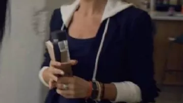 Blazer con capucha azul usado por Whitney (Lily James) en Swiped