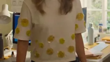 Top Floral Blanco usado por Whitney (Lily James) en Swiped