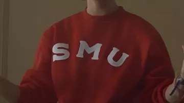 Sudadera roja usada por Whitney (Lily James) en Swiped