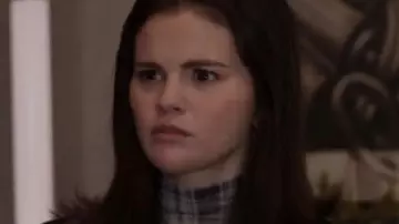 Only Murders In The Building S05 Selena Gomez Haut à col roulé à carreaux de Mabel Mora (Selena Gomez) dans Only Murders In The Building