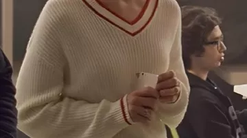 Suéter blanco con cuello en V usado por Whitney (Lily James) en Swiped