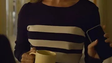 Top a rayas blancas y negras usado por Whitney (Lily James) en Swiped