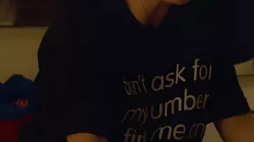 "No pidas mi número encuéntrame en Tinder" Camiseta negra usada por Whitney (Lily James) en Swiped