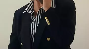 Blazer cruzado azul marino usado por Laura (Robin Wright) en The Girlfriend (S01)