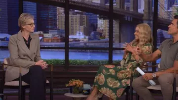 Fille préférée Le blazer Phoebe porté par Jane Lynch comme on le voit dans LIVE avec Kelly et Mark le 22 septembre 2025