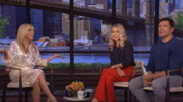 Veste Blouson à paillettes Akris Taide portée par Jane Krakowski comme on le voit dans LIVE with Kelly and Mark le 23 septembre 2025