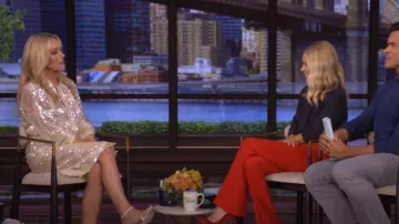 Jupe crayon à paillettes Akris portée par Jane Krakowski comme on le voit en LIVE avec Kelly et Mark le 23 septembre 2025