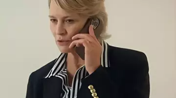 Robin Wright The Girlfriend 2025 Blazer cruzado azul marino usado por Laura (Robin Wright) como se ve en The Girlfriend (S01E05)