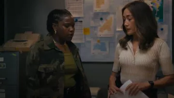 La veste en jean camouflage de Kooples portée par Samira Parker (Courtney Taylor) comme on le voit dans Ballard (S01E08)