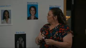 Calvin Klein Robe chemise à manches courtes imprimée grande taille portée par Colleen Hatteras (Rebecca Field) comme on le voit dans Ballard (S01E08)