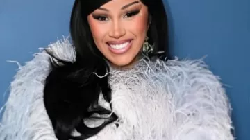 Abrigo de plumas azules de Cardi B The Tonight Show 2025 como se ve en The Tonight Show protagonizado por Jimmy Fallon