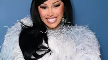 Abrigo de plumas azules de Cardi B The Tonight Show 2025 como se ve en The Tonight Show protagonizado por Jimmy Fallon