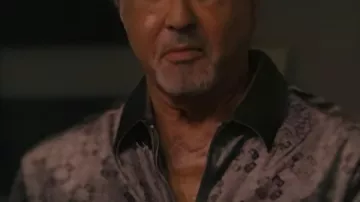 Sylvester Stallone Tulsa King S03 Veste en velours portée par Dwight 'The General' Manfredi (Sylvester Stallone) comme on le voit dans Tulsa King (S03E01)