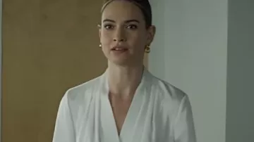 Camisa de seda blanca Lily James 2025 deslizada usada por Whitney (Lily James) como se ve en Swiped