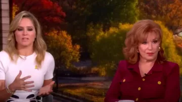 L’Agence Kumi Veste courte ajustée portée par Joy Behar comme on le voit dans The View le 23 septembre 2025