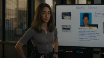 Paige Lianne Pull porté par la détective Renée Ballard (Maggie Q) comme on le voit dans Ballard (S01E09)