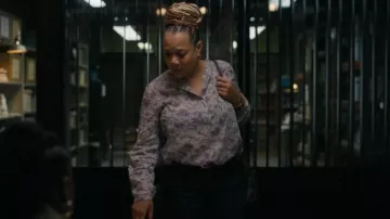 Isabel Marant Maria Camisa de botones de algodón con estampado abstracto usada por Samira Parker (Courtney Taylor) como se ve en Ballard (S01E09)