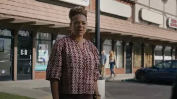 Isabel Marant Maria Camisa de botones de algodón con estampado abstracto usada por Samira Parker (Courtney Taylor) como se ve en Ballard (S01E09)