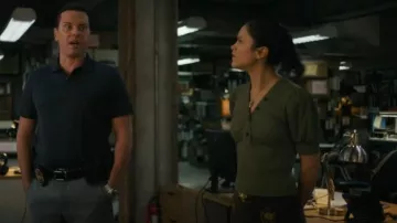 Derek Lam Haut en tricot côtelé à manches bouffantes porté par Martina Castro (Victoria Moroles) comme on le voit dans Ballard (S01E09)